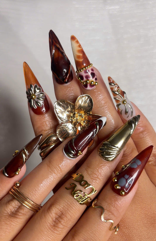 秋 Luxe ネイルチップ|Dark レッド & メタリック ゴールド ネイルアート|ハンドメイド ゴシック Glam ネイル|ロング スティレット Nail|上品 秋 Vibe|JB173HK