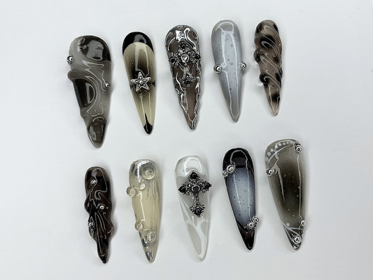 Cool ゴシック ネイルチップ|上品 ブラック シルバー Jeweled Nail charms|Luxurious クローム and ホリデー ネイルアート|ロング スティレット ネイルセット|JC451AH