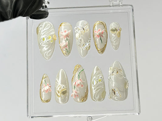 上品 蓮の花 ネイルチップ|洗練された ホワイト & ゴールド On ネイルチップ|3Dフラワー ネイルチップ|バタフライ charm ネイル press on|HD559TL