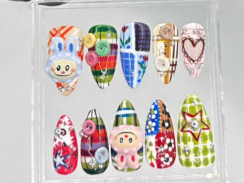 Labubu Patchwork 3D ショート ネイルチップ｜ユニーク Kawaii ネイルチップ｜Colorful 3D ネイルアート｜手描き Labubu ネイルチップ｜HB707YC