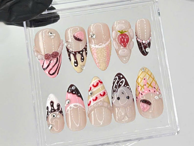 Kawaii Cake & Ice クリーム アーモンド ネイル｜Dessert・風 ネイルアート｜Adorable Foodie ネイルチップ｜ハンドメイド Dessert・風 ネイルチップ｜HC722YC