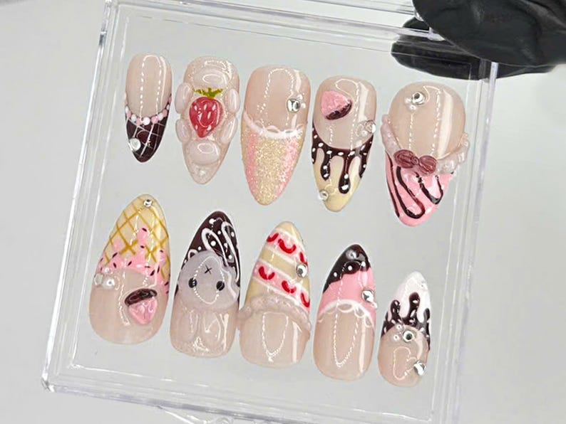 Kawaii Cake & Ice クリーム アーモンド ネイル｜Dessert・風 ネイルアート｜Adorable Foodie ネイルチップ｜ハンドメイド Dessert・風 ネイルチップ｜HC722YC