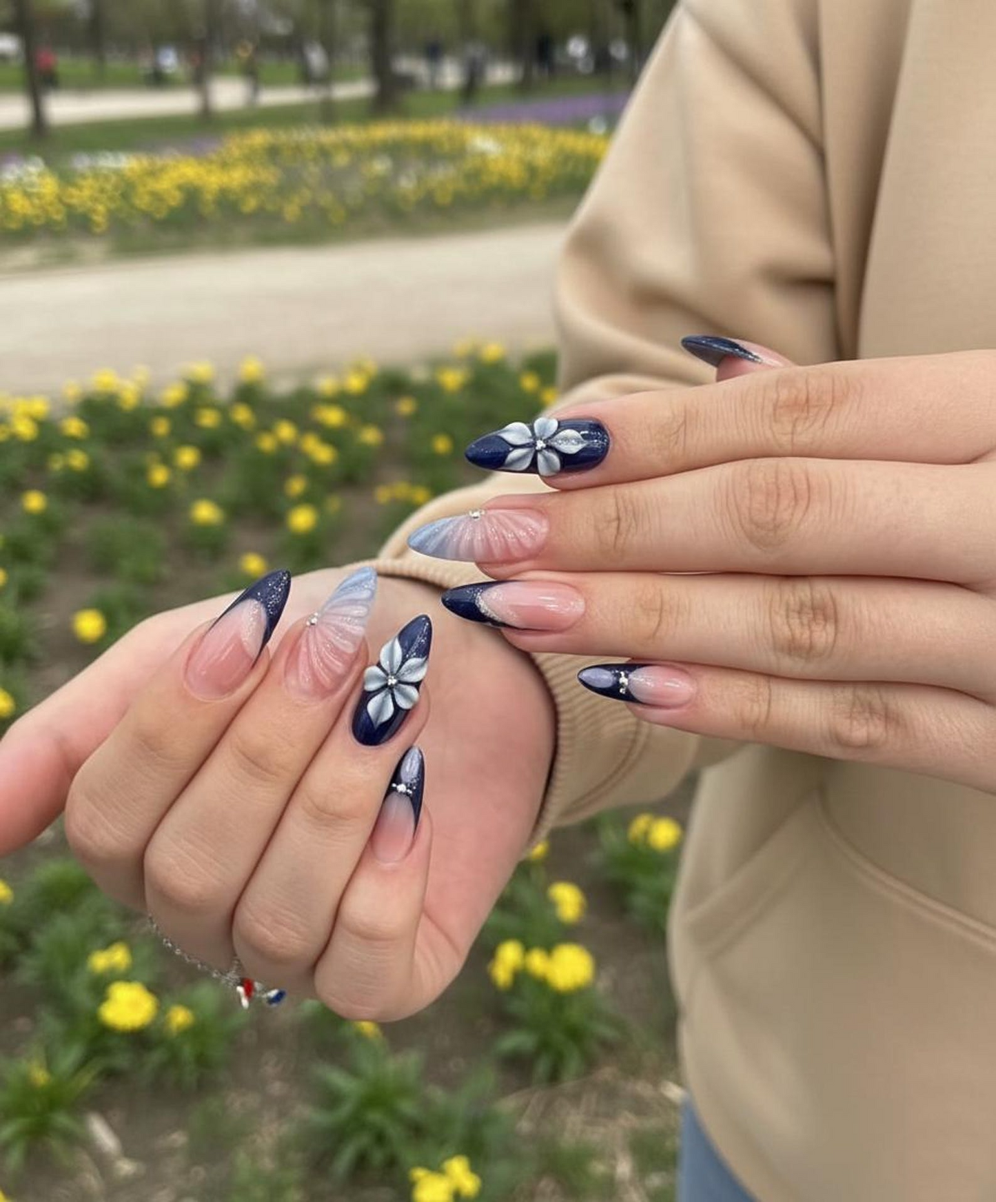 Midnight Blossom 春 ネイルチップ｜Navy フラワー Ombré ネイルアート｜上品 フラワー ブルー ネイル Set｜上品 チーク オンブレ ネイル｜HC1240EC