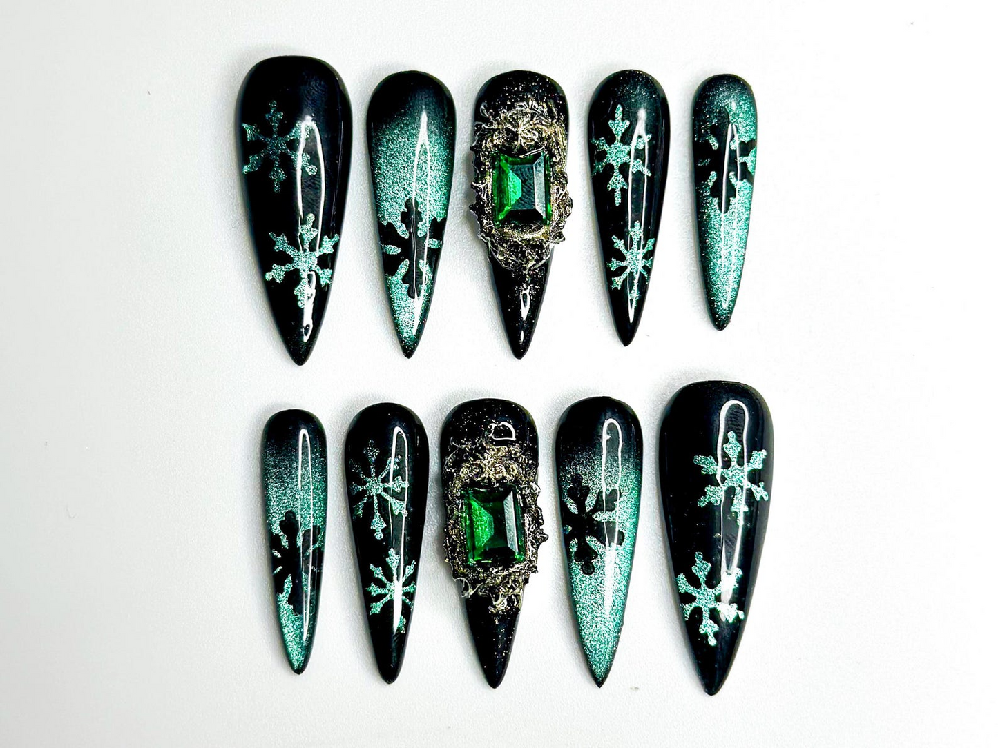 Emerald 雪の結晶 クリスマス ネイルチップ｜ブラック グリーン 冬 ネイル｜Luxe ホリデー ネイルアート｜スティレット ネイルチップ｜冬 Set｜JB237HC