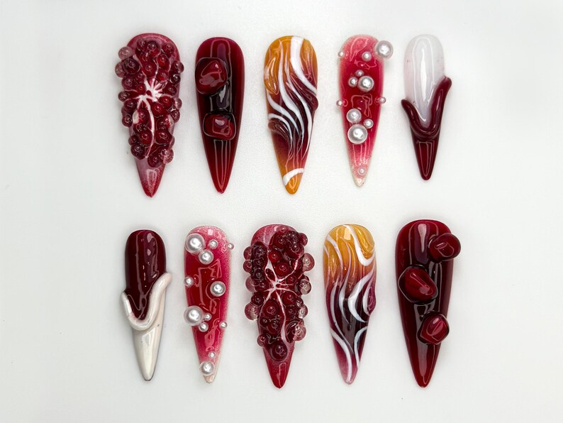 Pomegranate Lava ネイルチップ｜ディープ レッド クローム Fruit ネイル｜3D パール Fire ネイルアート｜Garnet グラデーション ネイルチップ｜アーティスティック レッド｜JB858H