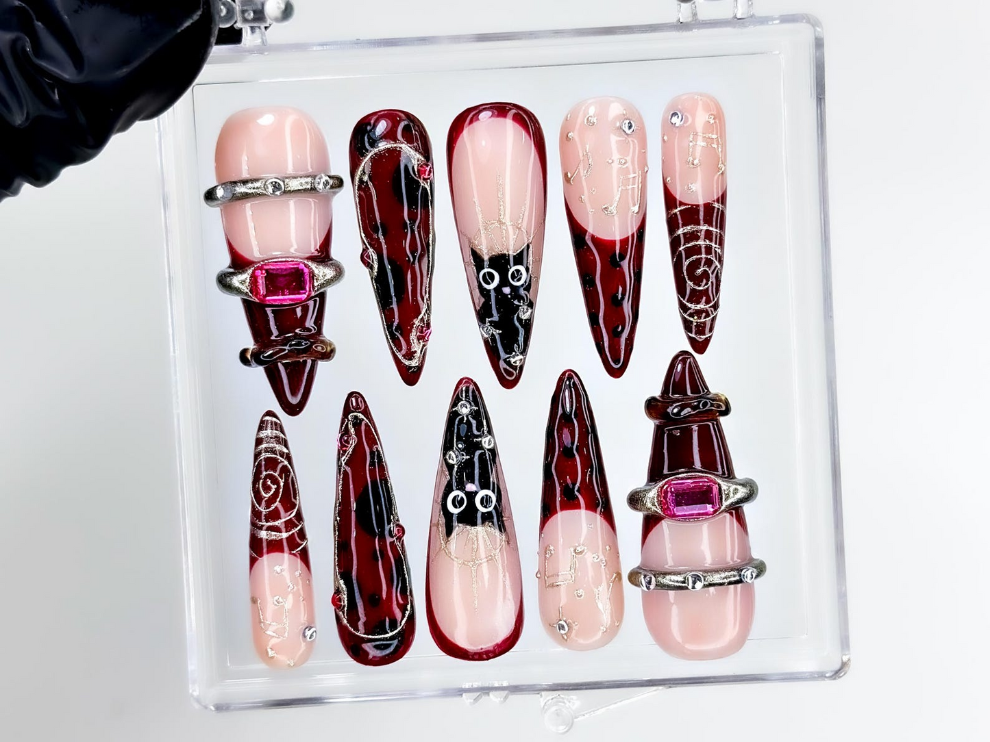 ゴシック Ruby Witch ネイルチップ｜レッド ブラック Sorcery ネイルアート｜3D Ring Accents & Mystic Symbols｜上品 Dark Glam Set｜HB1202EC