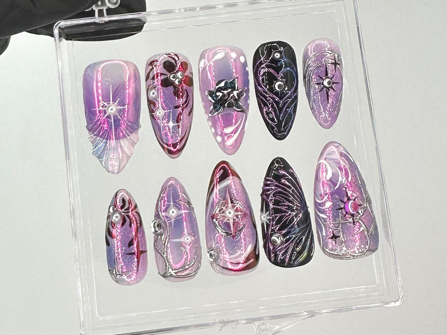 パープル Galaxy ネイルチップ｜Cosmic パープル グリッター ネイルアート｜Shiny メタリック パープル, ブラック アーモンド ネイル｜ラインストーン パープル ネイルチップ｜HB713YC