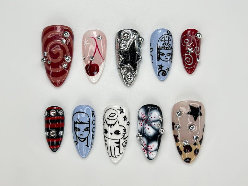 Grunge Cartoon Style ネイルチップ｜レッド & ブルー Mismatch ネイル｜Handpainted Edgy パンク Art｜Funky Cartoon ネイルチップ｜ハンドメイド Nail｜JC977HC