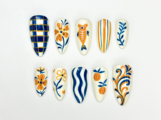夏 Pottery ネイルチップ｜ブルー オレンジ フラワー ネイルアート｜Greek Pattern 夏 ネイル｜Hand Painted Ceramic Style ネイル｜JC910HK