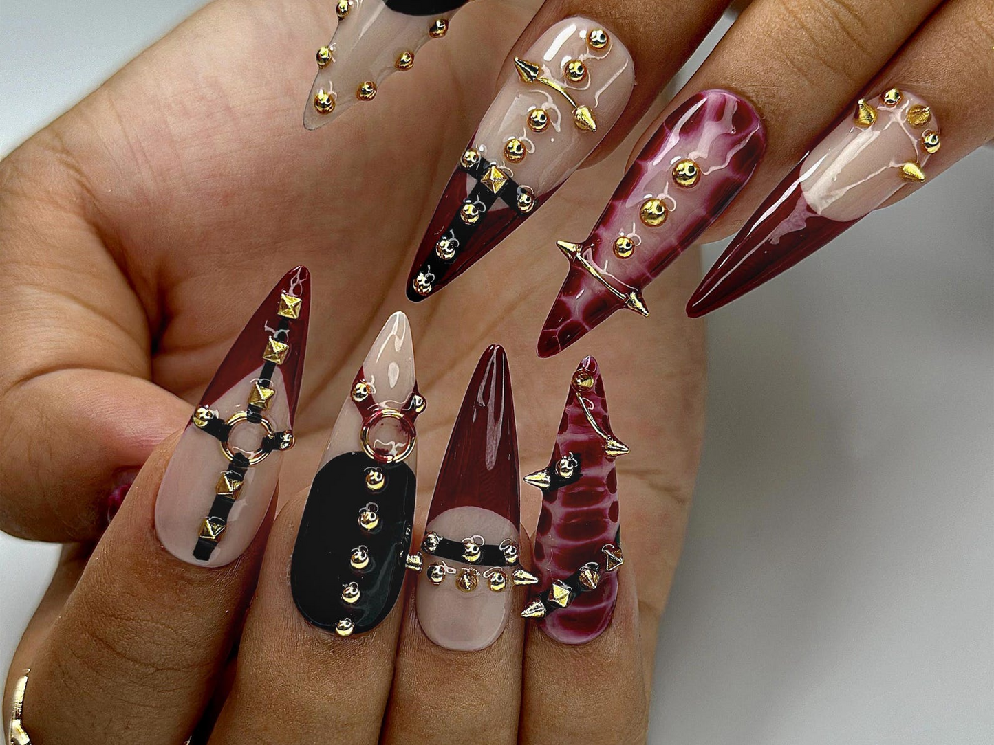 ゴシック パンク ネイルチップ｜レッド Marble & Studded Spiked ネイルアート｜ハンドメイド ロング スティレット ネイル｜HC993EP