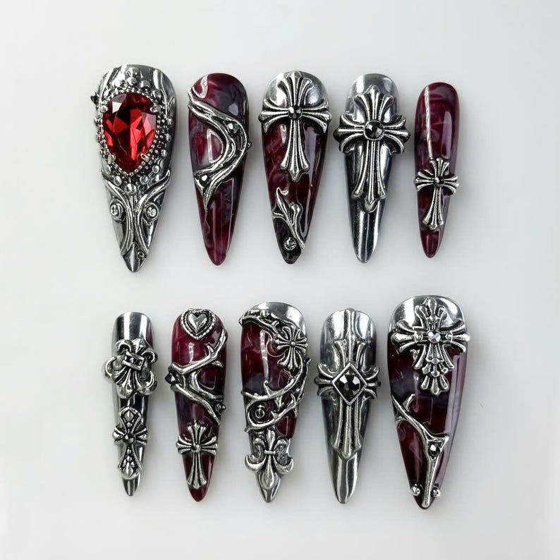 ゴシック Blood Cross ネイルチップ｜Dark レッド Medieval ネイル｜シルバー Armor ネイルアート｜ゴシック Cross Statement ネイル｜JB265EK