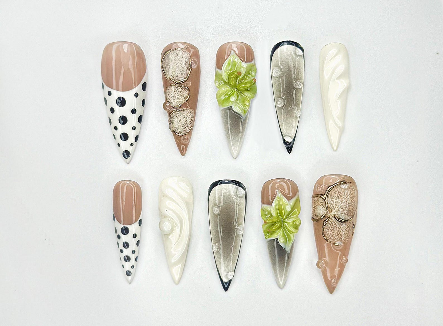 Modern Botanical ネイルチップ｜3D グリーン フラワー and ゴールド Leaf Accents｜ブラック & ホワイト Polka Dot ネイル｜JB1000EK