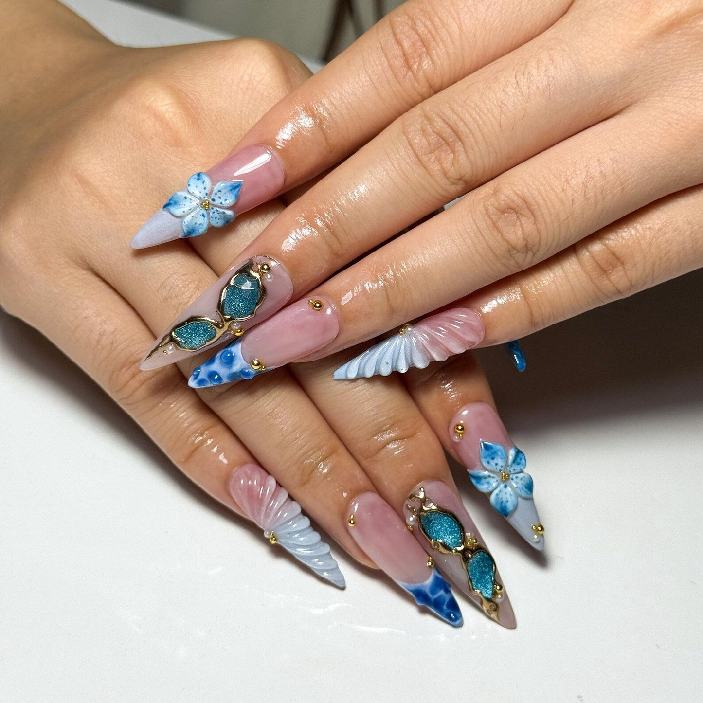 ブルー Ocean ネイルチップ with 3D フラワー and ゴールド Detail｜Marble Coastal ネイル in アーモンド Shape｜夏 Vaキャットion ネイル for Beach｜HC1309NC