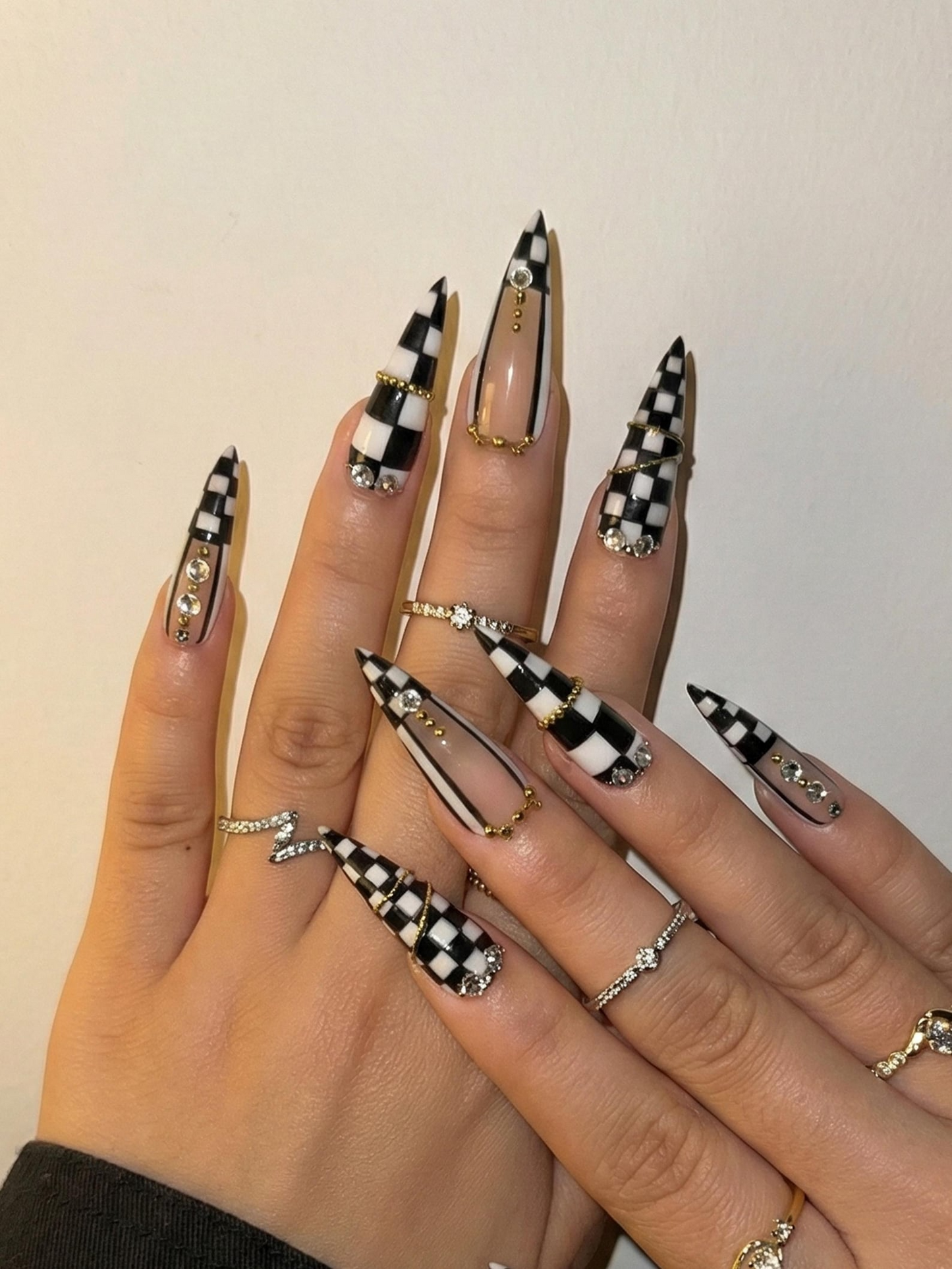 ブラック & ホワイト ゴシック ネイルチップ｜上品 Girl スティレット ネイルアート｜ゴールド Accent Checker ネイル｜High Fashion ネイルチップ｜HB1264EC