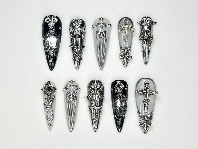 ゴシック シルバー Sword ネイルチップ｜3D Cross & Dagger ネイルアート｜ハンドメイド Dark Fantasy ネイル｜Medieval Armor 風 ネイルチップ｜JB159HK