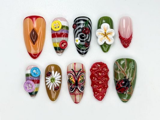遊び心のある Garden Themed ネイルチップ｜Cottagecore いちご & Button ネイルアート｜Vintage 3D てんとう虫 ネイル｜フォレストcore ネイルチップ｜JB824H