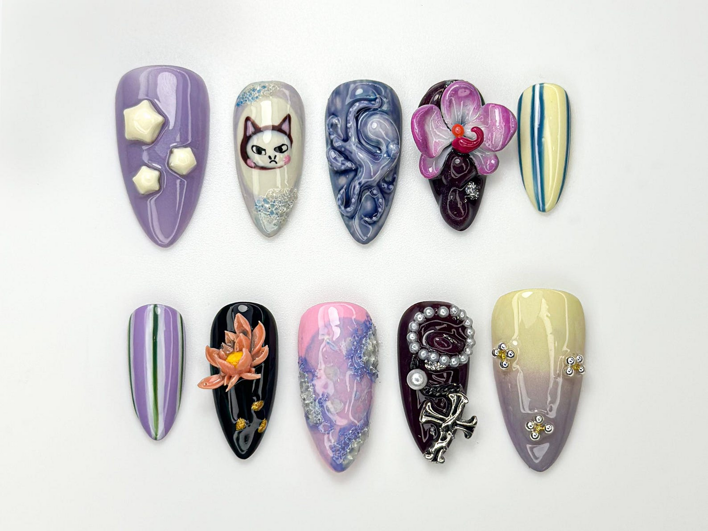遊び心のある Violet ネイルチップ｜3Dキャット & Orchid ネイルアート｜Abstract Swirl ゴシック パール ネイル｜ハンドメイド ネイルセット｜アーティスティック ネイル｜JB981HC