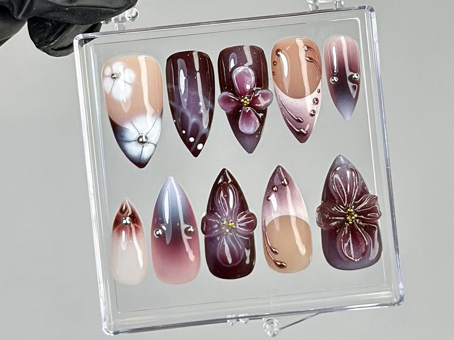 上品 パープル ネイルチップ｜Glossy オンブレ ネイルチップ｜ディープ Burgundy ネイルチップ｜3D Blossom ネイルアート｜ロング アーモンド ネイル｜HB746YK