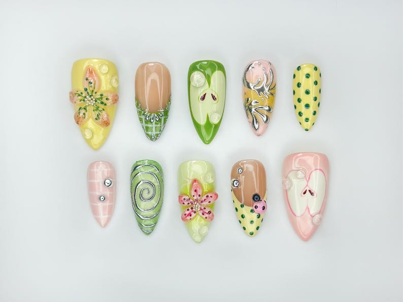 グリーン Garden ネイルチップ｜3Dフラワー Accents, てんとう虫 Charms & 遊び心のある パステル ネイルアート｜ハンドメイド ナチュラル・風 ネイルセット｜JB123EC