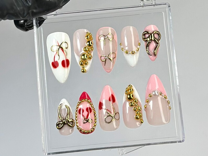 ロマンティック チェリー ネイルチップ｜ハンドメイド チェリー, ゴールド Bead ネイルチップ｜ピンク & ゴールド リボン ネイルチップ｜フレンチチップ ネイルアート｜HC782YK