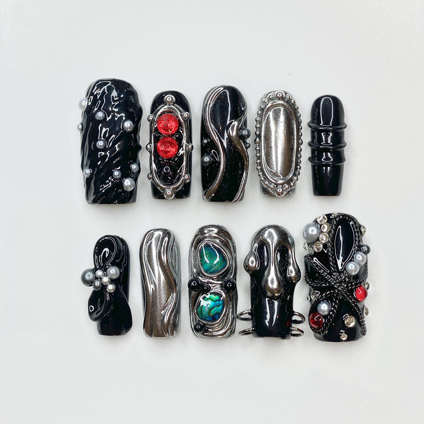 ゴシック ブラック ネイルチップ｜Dark シルバー ネイルアート with レッド Stones｜ハンドメイド 上品 ネイル｜Statement Gift for Her｜HB1255GC