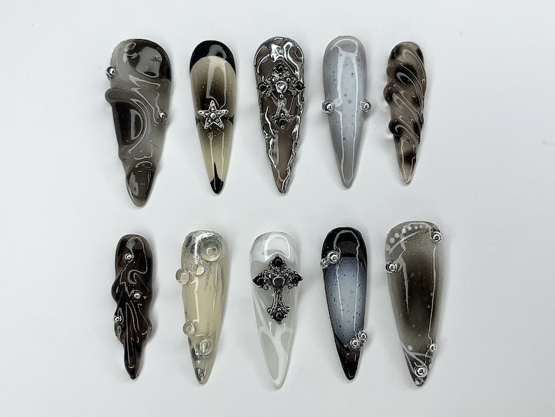 Cool ゴシック ネイルチップ｜上品 ブラック シルバー Jeweled Nail charms｜Luxurious クローム and ホリデー ネイルアート｜ロング スティレット ネイルセット｜JC451AH