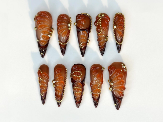 Amber 秋 ネイルチップ｜ブラウン & ゴールド オンブレ ネイルアート｜3D Swirl ネイル｜上品 ロング スティレット ネイル｜上品 Glam ネイルチップ｜JB174HC