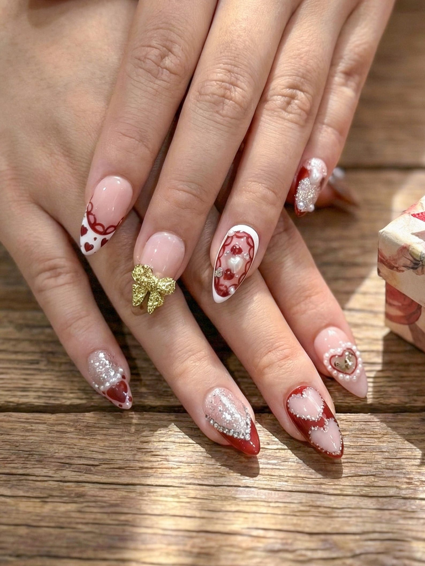 ネイルチップ Adhesive Tabs – ヌーディー レッド ハート & グリッター リボン Design ロング アーモンド ハンドメイド ネイルチップ for バレンタイン Gift