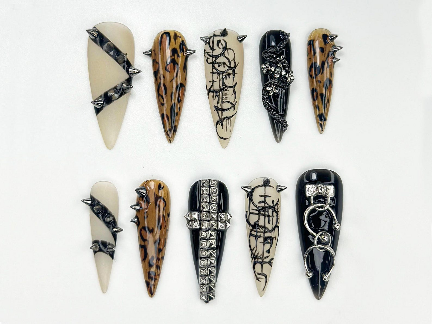 ゴシック パンク スティレット ネイルチップ｜Leopard クローム ネイルアート｜Edgy Studded Nail Design｜Alt Fashion ブラック ネイル｜JB827HC