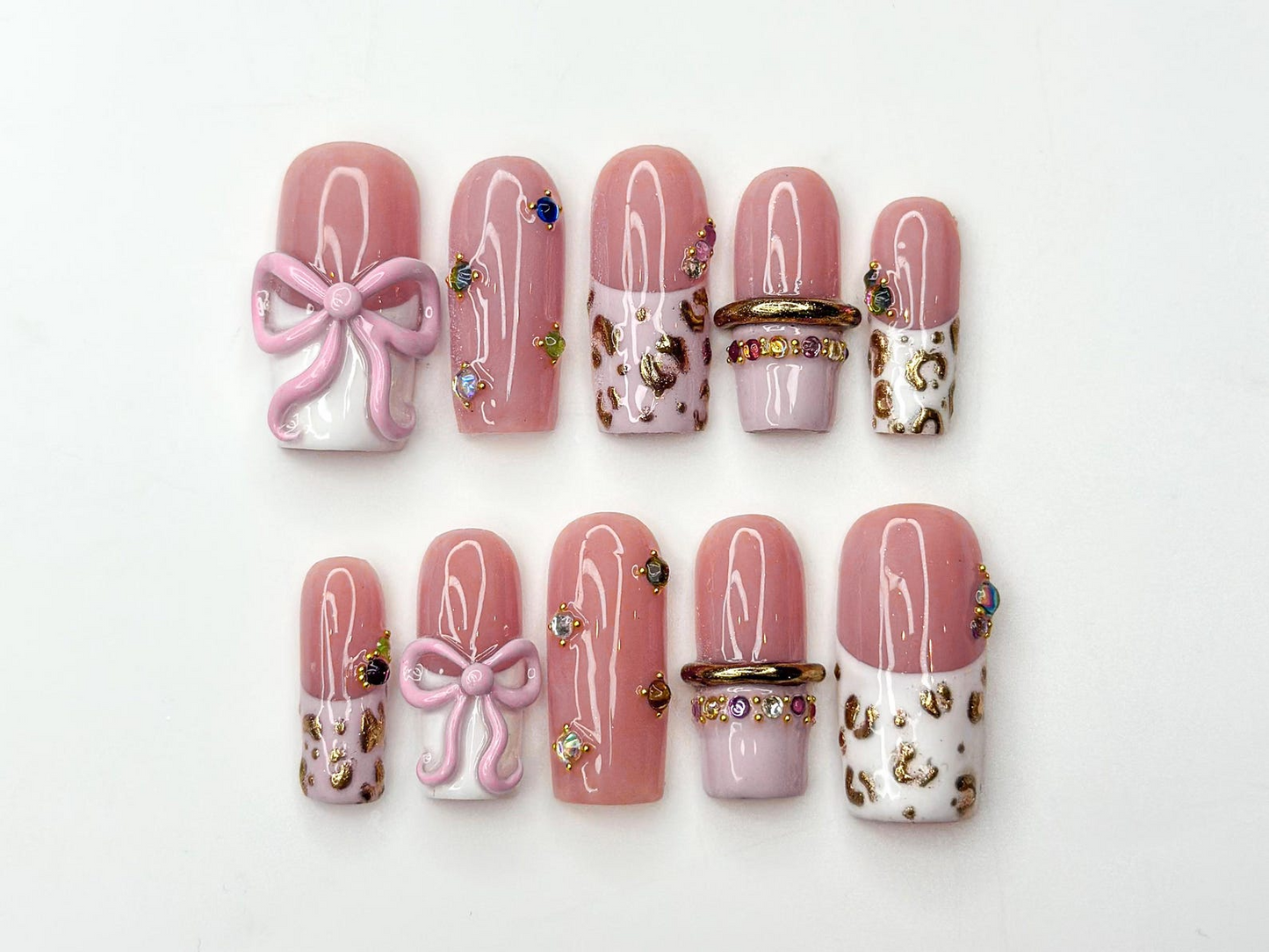 チーク ピンク Leopard ネイルチップ for 上品 Nail Lovers｜ヌーディー ピンク ネイル with 3Dリボン Accent｜Leopard フレンチチップ with ゴールド Detail｜JB288HC