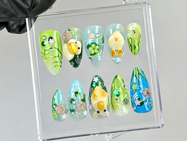 遊び心のある Duck アーモンド ネイル｜Fairy・Tale Pond ネイルアート｜アーティスティック Cottagecore ネイルチップ｜Fantasy Water・Themed ネイル｜Kawaii ネイル｜HB765YC
