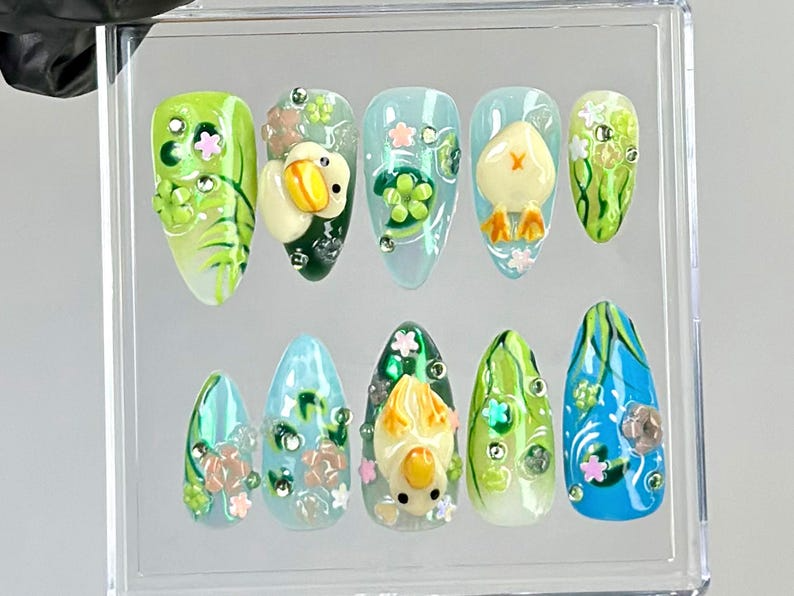 遊び心のある Duck アーモンド ネイル｜Fairy・Tale Pond ネイルアート｜アーティスティック Cottagecore ネイルチップ｜Fantasy Water・Themed ネイル｜Kawaii ネイル｜HB765YC