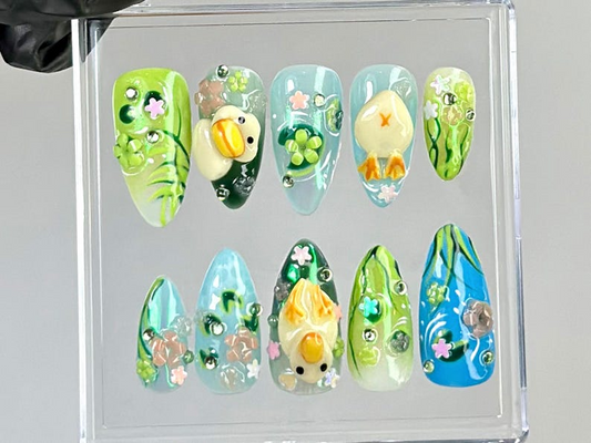 遊び心のある Duck アーモンド ネイル｜Fairy・Tale Pond ネイルアート｜アーティスティック Cottagecore ネイルチップ｜Fantasy Water・Themed ネイル｜Kawaii ネイル｜HB765YC