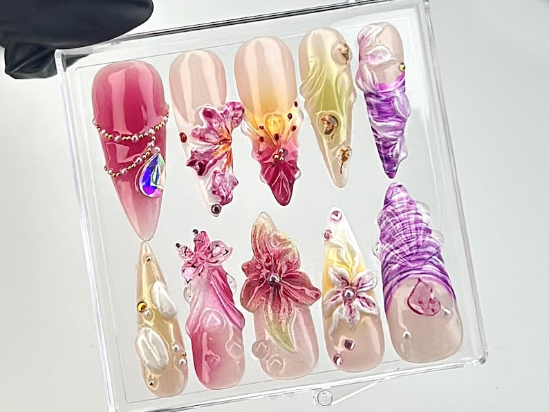 Luxurious 3Dフラワー ネイルチップ｜3D フラワー Design with ビジュー Accentsネイルチップ｜アーティスティック ネイルアート｜上品 ピンク, パープル ネイルチップ｜HB658YC