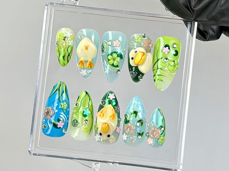 遊び心のある Duck アーモンド ネイル｜Fairy・Tale Pond ネイルアート｜アーティスティック Cottagecore ネイルチップ｜Fantasy Water・Themed ネイル｜Kawaii ネイル｜HB765YC
