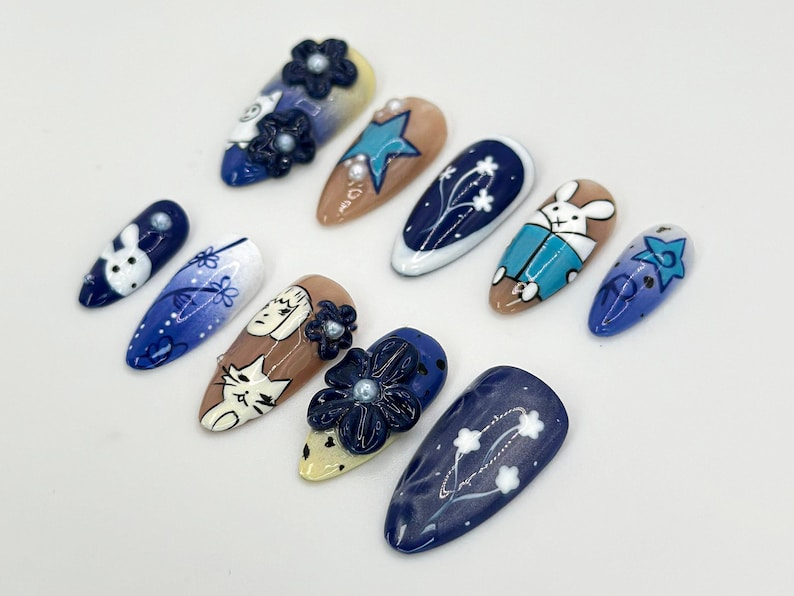 遊び心のある ブルー バニー ネイルチップ｜3Dフラワー バニー ネイルアート｜カスタム Animal・Themed ブルー ネイル｜カスタム Handpainted バニー ネイル｜JB657H