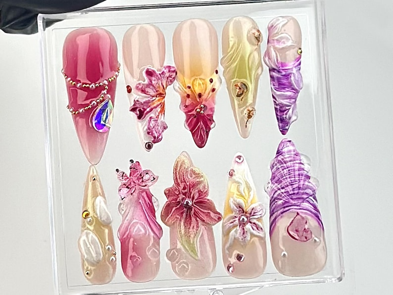 Luxurious 3Dフラワー ネイルチップ｜3D フラワー Design with ビジュー Accentsネイルチップ｜アーティスティック ネイルアート｜上品 ピンク, パープル ネイルチップ｜HB658YC