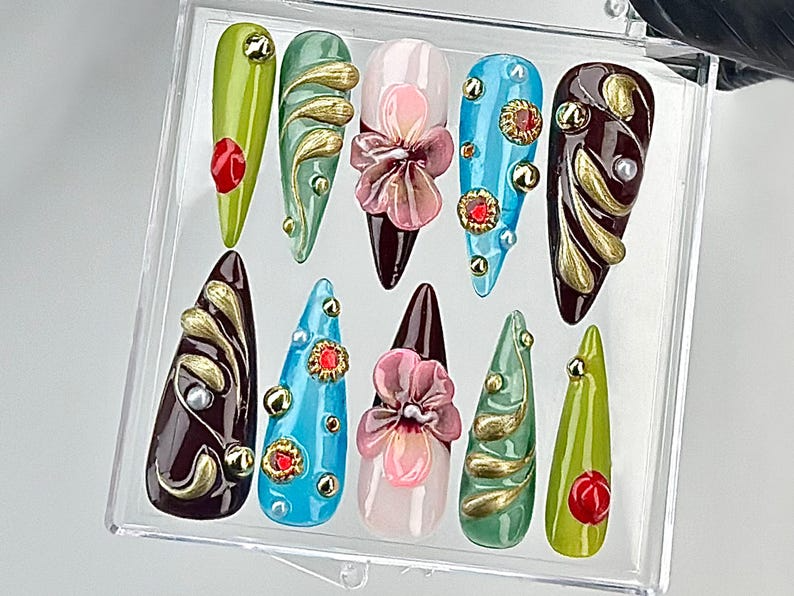 Festive Luxe ネイルチップ｜ユニーク フラワー and Swirl Designs ネイルチップ｜ハンドメイド Jewel Toned ネイル ネイルアート｜アーティスティック ネイル｜HC645YC