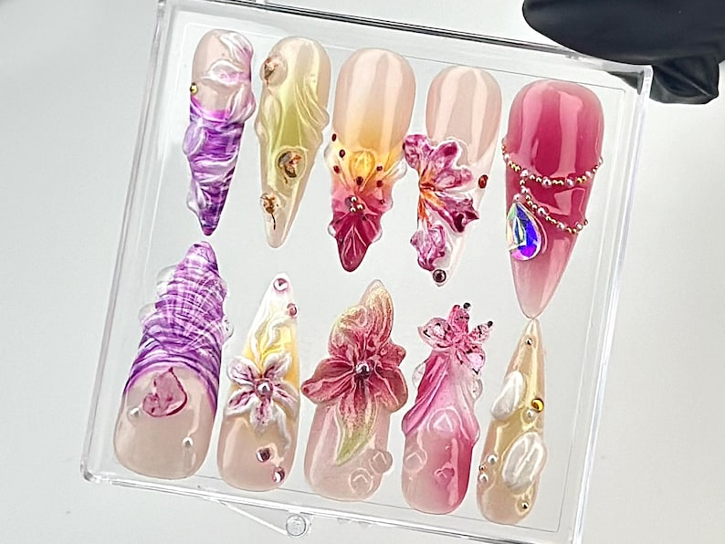 Luxurious 3Dフラワー ネイルチップ｜3D フラワー Design with ビジュー Accentsネイルチップ｜アーティスティック ネイルアート｜上品 ピンク, パープル ネイルチップ｜HB658YC