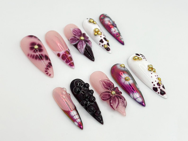 上品 パープル フラワー ネイルチップ｜ロング スティレット フラワー Nail Design｜パープル & ゴールド ネイルアート｜ゴールド フラワー Press On ネイルセット｜JB682H