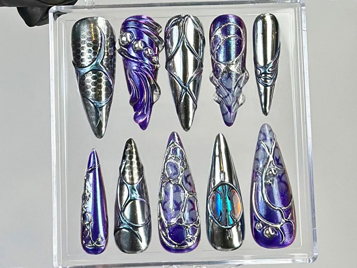 ゴシック クローム ネイルチップ｜Holographic ゴシック ネイルチップ｜メタリック スティレット ネイルアート｜Alternative Cyberパンク ネイル｜Y2K ネイル｜HC771YC