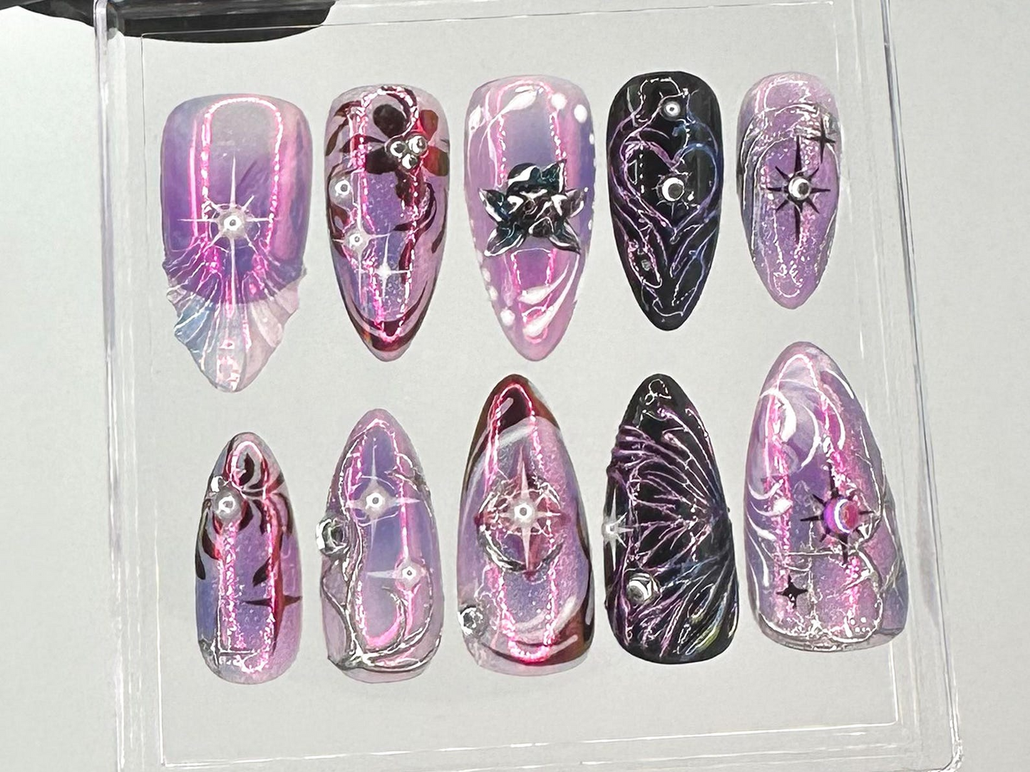 パープル Galaxy ネイルチップ｜Cosmic パープル グリッター ネイルアート｜Shiny メタリック パープル, ブラック アーモンド ネイル｜ラインストーン パープル ネイルチップ｜HB713YC