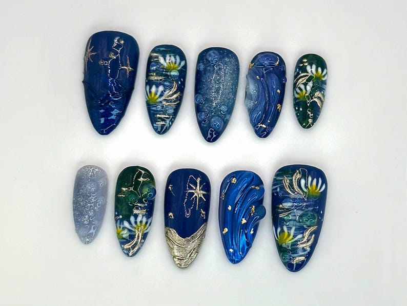 Midnight Daisy Garden ネイルアート｜Handpainted ブルー Ocean Waves & スターfish ネイル｜Ocean Themed ネイルアート with ゴールド Accents｜JC531HC