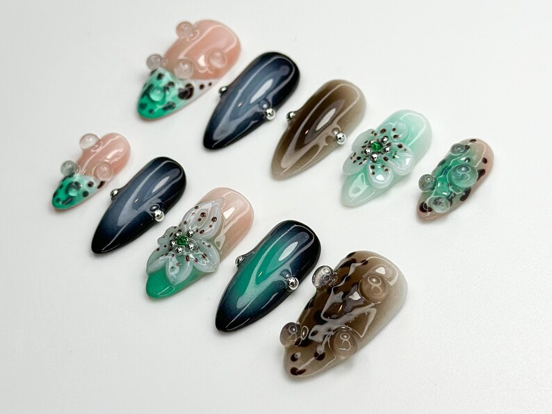 Mystic Leopard Bloom ネイルチップ｜グリーン Smoke & グラデーション ネイルアート｜3Dフラワー ネイル｜ハンドメイド Moody Nail｜Edgy Leopard Sesign｜JC783H