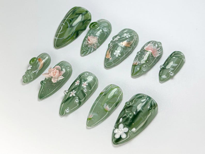 グリーン フォレスト Koi ネイルチップ｜ハンドメイド 鯉 ネイルセット｜グリーン フラワー & Marble ネイルチップ｜Glossy Press・On ネイルセット｜JB723HK