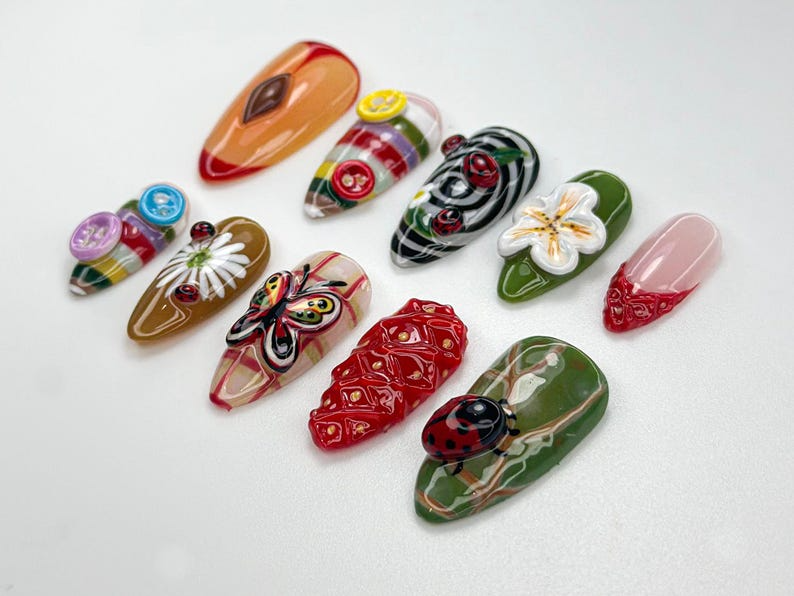 遊び心のある Garden Themed ネイルチップ｜Cottagecore いちご & Button ネイルアート｜Vintage 3D てんとう虫 ネイル｜フォレストcore ネイルチップ｜JB824H