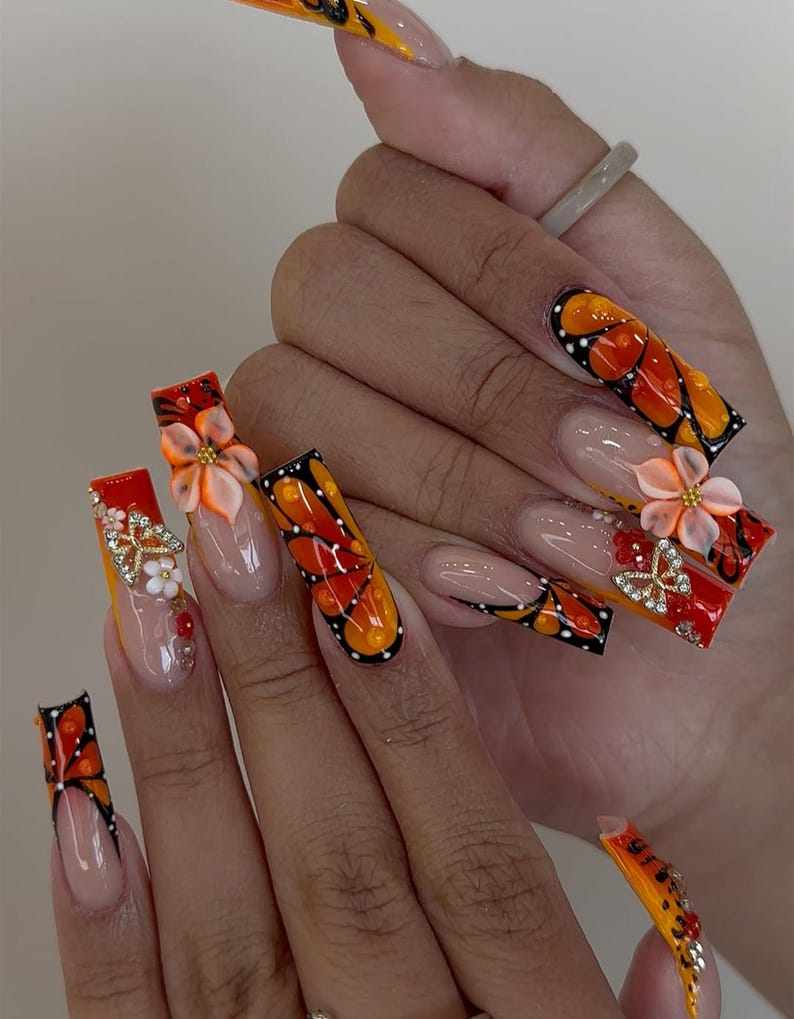 Sunset Flame フラワー ネイルチップ｜オレンジ バタフライ ネイル｜3D フラワー & スター Charms ネイルアート｜ハンドメイド ロング ネイルセット｜JC961HK
