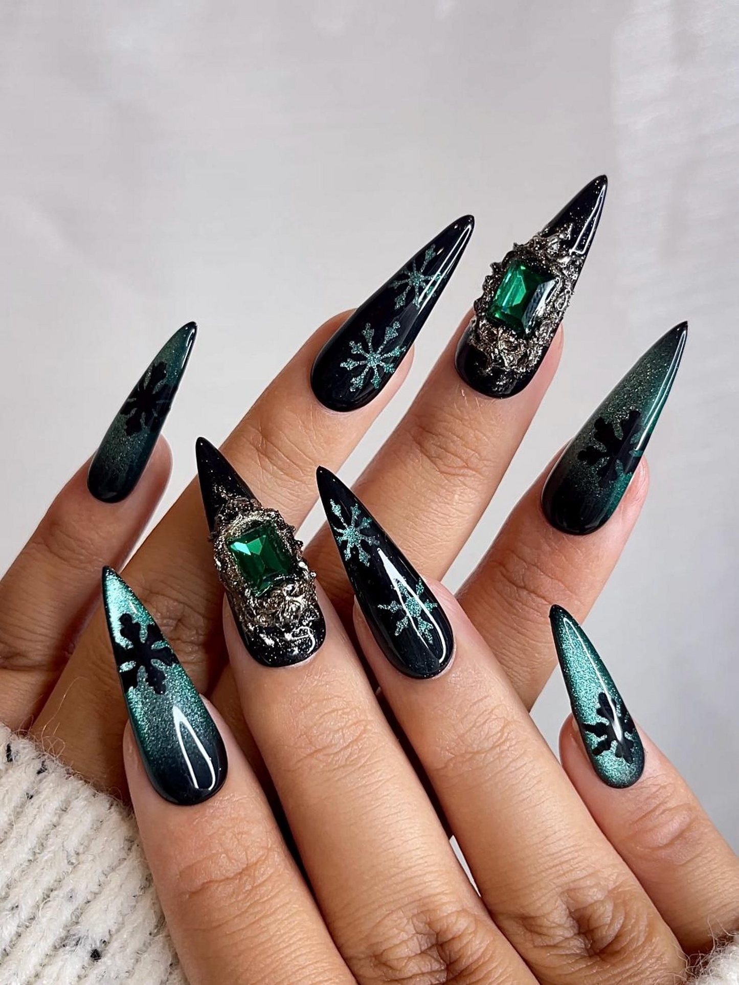 Emerald 雪の結晶 クリスマス ネイルチップ｜ブラック グリーン 冬 ネイル｜Luxe ホリデー ネイルアート｜スティレット ネイルチップ｜冬 Set｜JB237HC