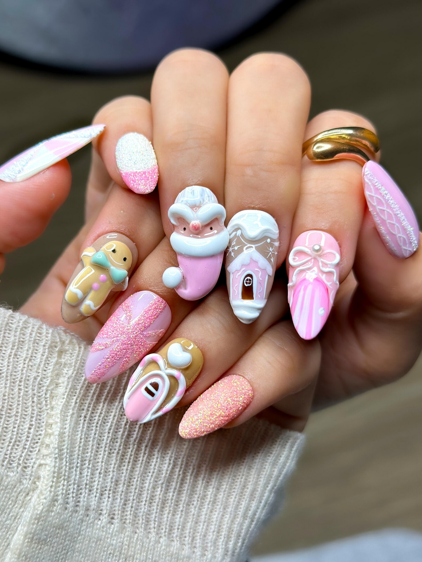 ピンク Gingerbread クリスマス ネイルチップ｜Festive ホリデー ネイルアート｜3D Santa & Candy Cane ネイルセット｜ハンドメイド ピンク 冬 ネイル｜JB225EG