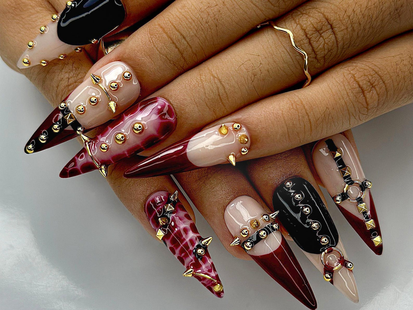 ゴシック パンク ネイルチップ｜レッド Marble & Studded Spiked ネイルアート｜ハンドメイド ロング スティレット ネイル｜HC993EP